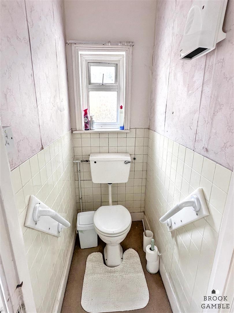 4 Bedroom House - Terraced. Willowfield Square in Eastbourne,  18